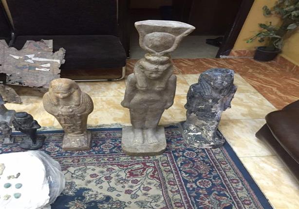 ضبط طالب بحوزته عدد من التماثيل الأثرية قبل بيعها بالأقصر ضبط طالب بحوزته عدد من التماثيل الأثرية قبل بيعها بالأقصر
