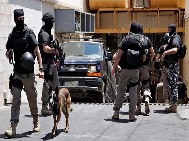 الأمن اللبناني يعلن القبض على 3 مصريين متهمين بالتعدي على "فتاة الفيرمونت" الأمن اللبناني يعلن القبض على 3 مصريين متهمين بالتعدي على "فتاة الفيرمونت"