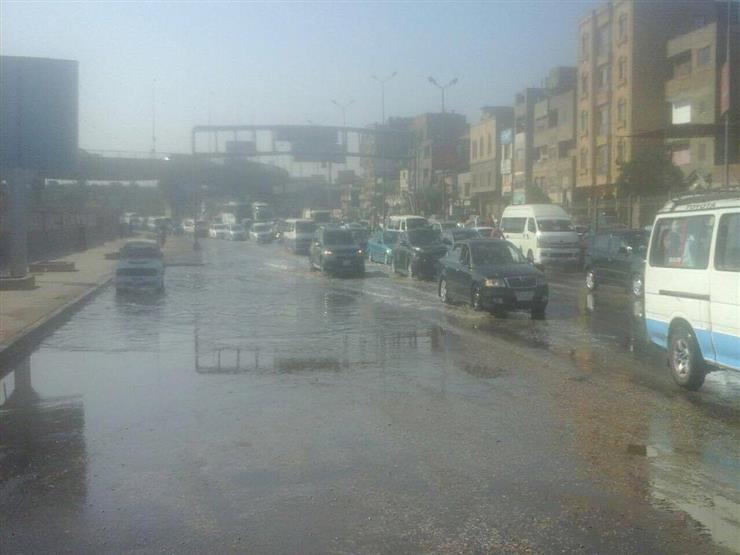 بالصور.. كسر ماسورة مياه يتسبب في زحام مروري بطريق الأوتوستراد بالصور.. كسر ماسورة مياه يتسبب في زحام مروري بطريق الأوتوستراد