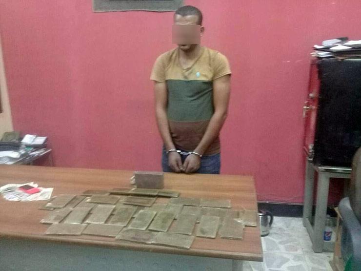 القبض على تاجر مخدرات بحيازته 45 طربة حشيش في السويس القبض على تاجر مخدرات بحيازته 45 طربة حشيش في السويس