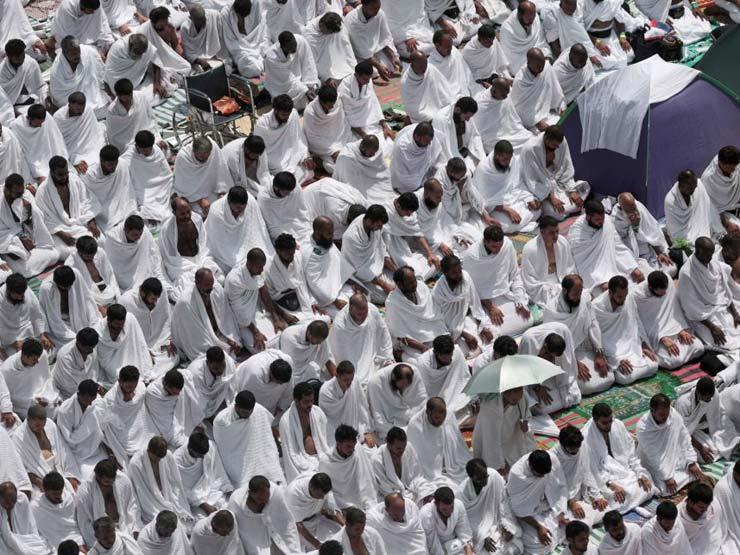 الحجاج يؤدون صلاتي الظهر والعصر بمسجد نمرة بعرفات الحجاج يؤدون صلاتي الظهر والعصر بمسجد نمرة بعرفات