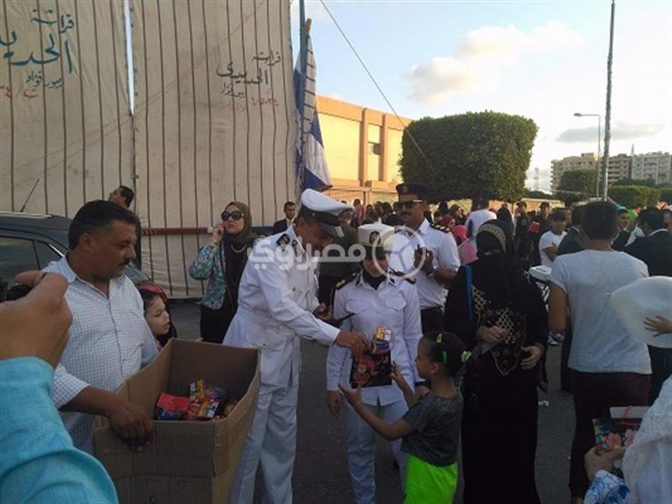 الشرطة توزع "الحلوى والألعاب" على أطفال بورسعيد الشرطة توزع "الحلوى والألعاب" على أطفال بورسعيد