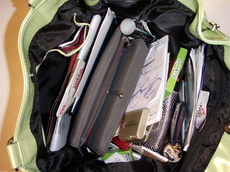 تعرفي على فن ترتيب محتويات حقيبة اليد تعرفي على فن ترتيب محتويات حقيبة اليد