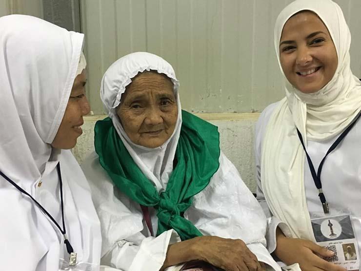 صورة تجمع الفنانة دنيا سمير غانم بأكبر معمرة إندونيسية في الحج صورة تجمع الفنانة دنيا سمير غانم بأكبر معمرة إندونيسية في الحج