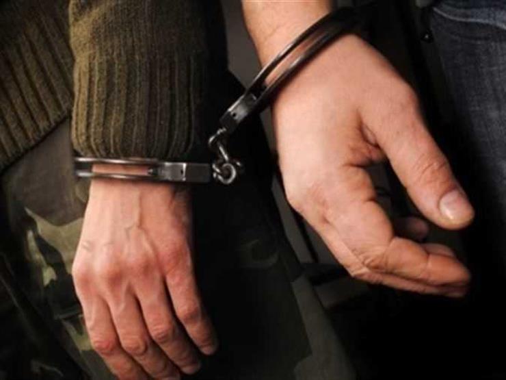 مسجلان ينتحلان صفة رجال شرطة لسرقة المواطنين مسجلان ينتحلان صفة رجال شرطة لسرقة المواطنين