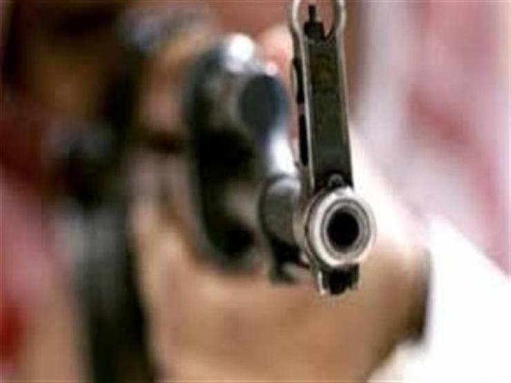 معركة دامية بالأسلحة بين عائلتين يسقط فيها 3 قتلى و 8 مصابين بأسوان معركة دامية بالأسلحة بين عائلتين يسقط فيها 3 قتلى و 8 مصابين بأسوان