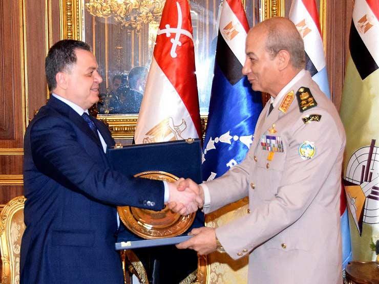 "توفيق" يقدم درع الشرطة لوزير الدفاع احتفالًا بنصر أكتوبر "توفيق" يقدم درع الشرطة لوزير الدفاع احتفالًا بنصر أكتوبر