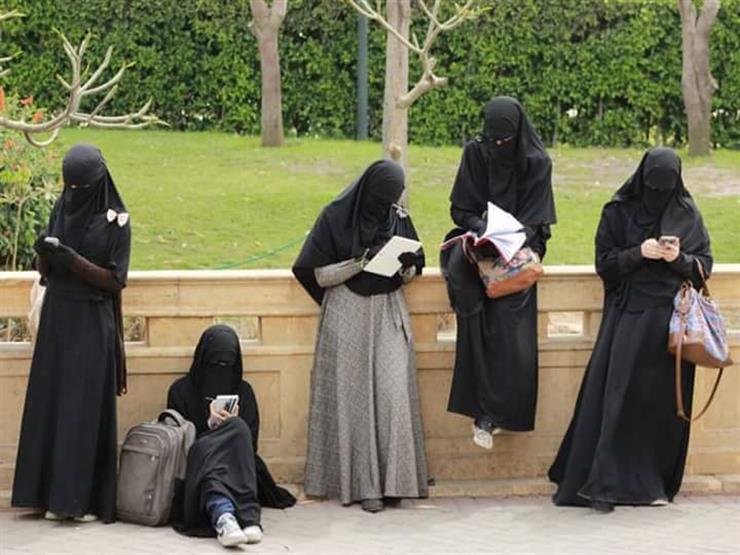 بعد حظره في الجزائر.. مقترح "منع النقاب" يثير الجدل بين شيوخ الفضائيات بعد حظره في الجزائر.. مقترح "منع النقاب" يثير الجدل بين شيوخ الفضائيات