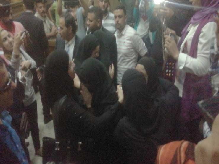 المتهم بقتل طفليه بميت سلسيل ينكر أمام المحكمة ارتكاب الجريمة.. وزوجته: بريء المتهم بقتل طفليه بميت سلسيل ينكر أمام المحكمة ارتكاب الجريمة.. وزوجته: بريء