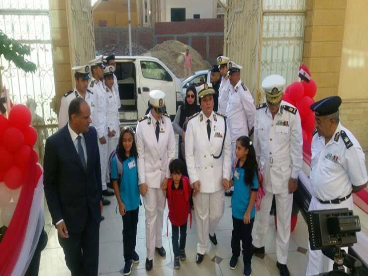 رجال الشرطة يصطحبون أبناء شهداء الوطن لمدارسهم بشمال سيناء رجال الشرطة يصطحبون أبناء شهداء الوطن لمدارسهم بشمال سيناء