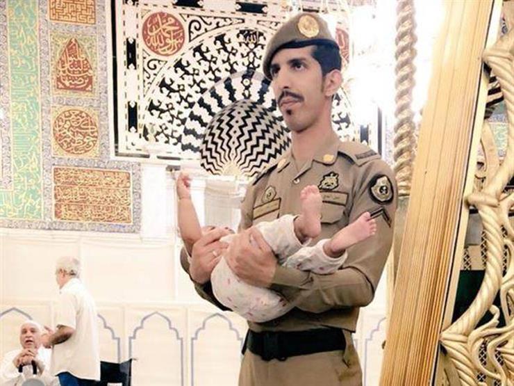 لفتة إنسانية من رجل أمن بالمسجد النبوي تثير الإعجاب على "تويتر" لفتة إنسانية من رجل أمن بالمسجد النبوي تثير الإعجاب على "تويتر"