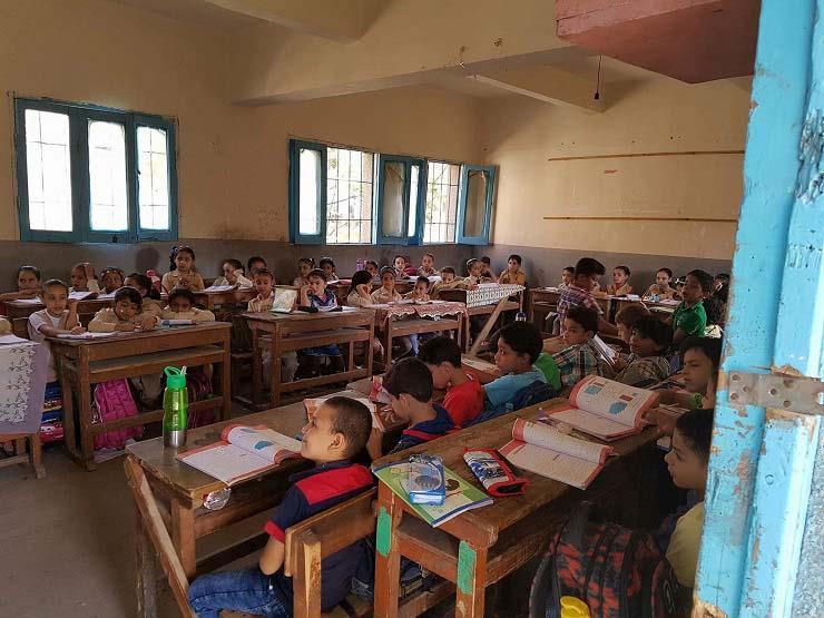 "إمكانيات محدودة".. "التعليم" تعلق على أزمة كثافة الفصول "إمكانيات محدودة".. "التعليم" تعلق على أزمة كثافة الفصول