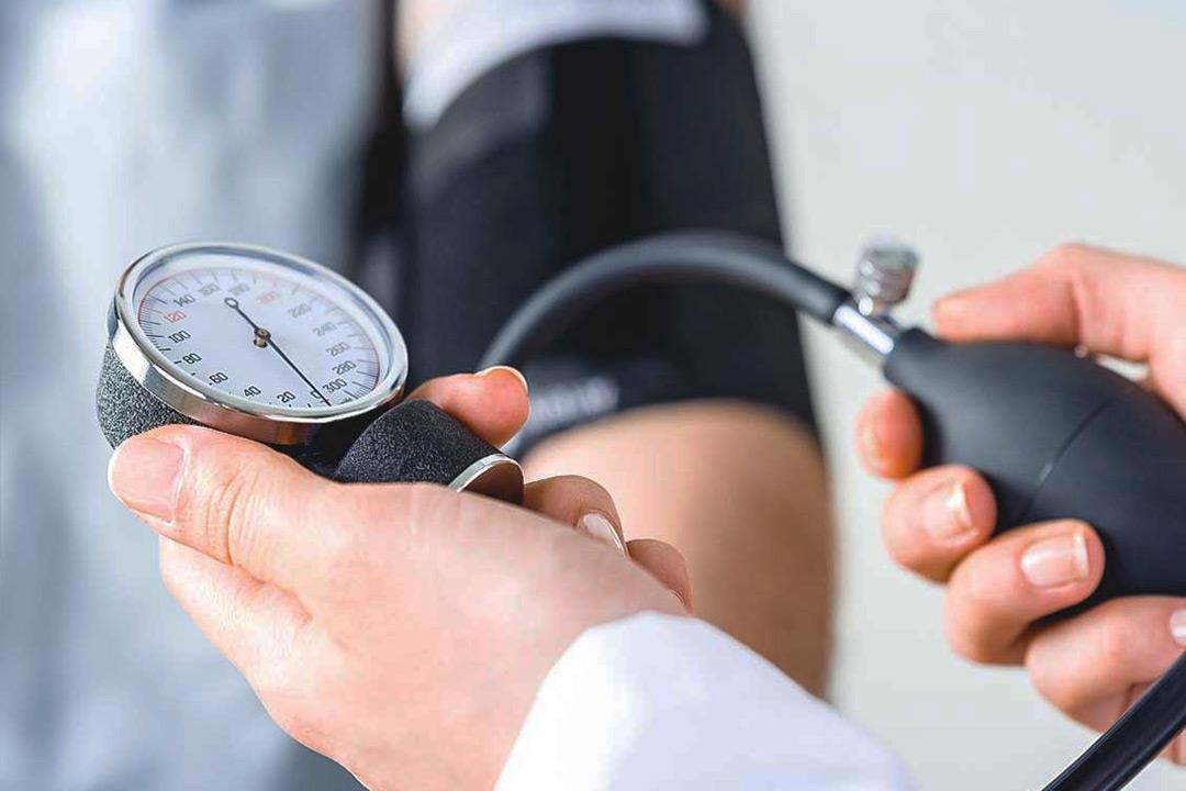 الأدوية وحدها لا تكفي.. نصائح ضرورية لضبط ضغط الدم المرتفع الأدوية وحدها لا تكفي.. نصائح ضرورية لضبط ضغط الدم المرتفع
