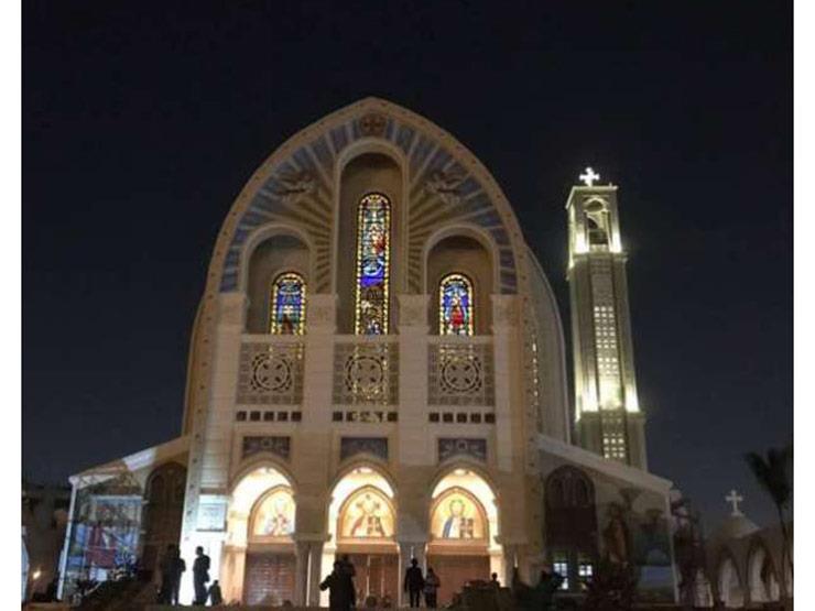 توافد المصلين والمشاركين في قداس تدشين الكاتدرائية المرقسية توافد المصلين والمشاركين في قداس تدشين الكاتدرائية المرقسية