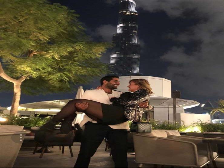 أحمد فلوكس يحمل هنا شيحة أمام برج خليفة.. والأخيرة تعلق أحمد فلوكس يحمل هنا شيحة أمام برج خليفة.. والأخيرة تعلق