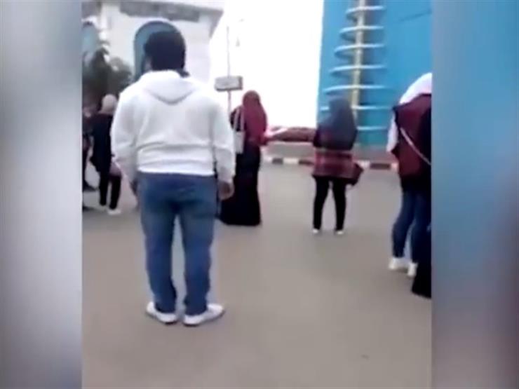 بالفيديو - لحظة القبض على متحرش المنصورة.. والتحريات: "مريض نفسي" بالفيديو - لحظة القبض على متحرش المنصورة.. والتحريات: "مريض نفسي"