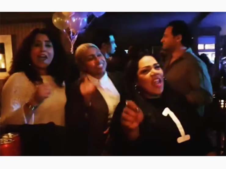 بالفيديو| أيتن عامر ترقص على أغنية "نمبر وان" في عيد ميلادها مع شيماء سيف بالفيديو| أيتن عامر ترقص على أغنية "نمبر وان" في عيد ميلادها مع شيماء سيف