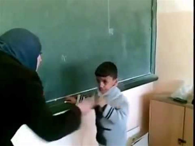 أصابته بهيستيريا.. معلمة تضرب تلميذًا بمسطرة على وجهه لأنه أمسك المصحف أصابته بهيستيريا.. معلمة تضرب تلميذًا بمسطرة على وجهه لأنه أمسك المصحف