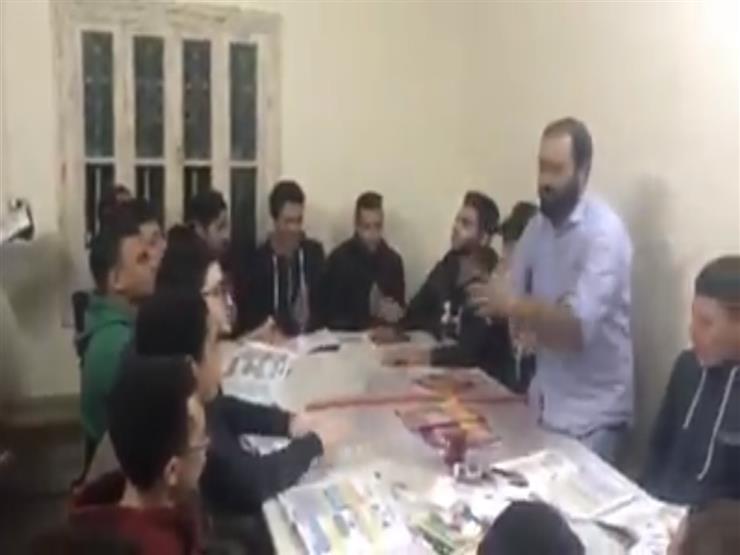 بـ"الطبل والرقص".. معلم يشرح الفلسفة لطلاب الثانوية العامة (فيديو) بـ"الطبل والرقص".. معلم يشرح الفلسفة لطلاب الثانوية العامة (فيديو)