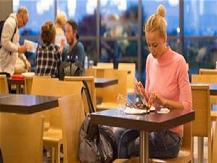 8 فوائد لتناول الطعام بمفردك 8 فوائد لتناول الطعام بمفردك