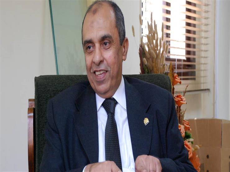 وزير الزراعة يؤكد حرصه على تحفيز المنتجين في مجال الزهور ونباتات الزينة وزير الزراعة يؤكد حرصه على تحفيز المنتجين في مجال الزهور ونباتات الزينة