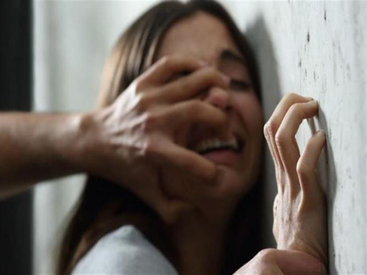 أم تقيد ابنتها بـ "سلسلة كلب" وتحتجزها داخل الحمام لـ 5 أيام: "مبتسمعش الكلام" أم تقيد ابنتها بـ "سلسلة كلب" وتحتجزها داخل الحمام لـ 5 أيام: "مبتسمعش الكلام"