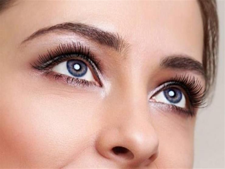 منها تطبيق المكياج على الرموش العلوية فقط.. 5 نصائح تجعل عينيك أكثر جاذبية منها تطبيق المكياج على الرموش العلوية فقط.. 5 نصائح تجعل عينيك أكثر جاذبية