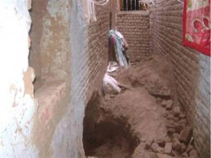 ضبط 3 متهمين لقيامهم بالتنقيب عن الآثار داخل منزل بحلوان ضبط 3 متهمين لقيامهم بالتنقيب عن الآثار داخل منزل بحلوان