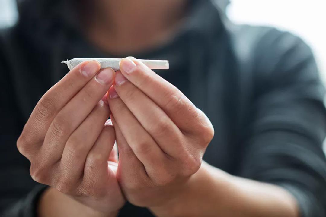 أيهما لديه فرص أقل في الإقلاع.. مدخن السجائر اللف أم الجاهزة؟ أيهما لديه فرص أقل في الإقلاع.. مدخن السجائر اللف أم الجاهزة؟