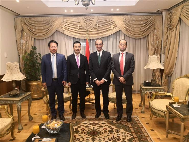 وزير الاتصالات يبحث مع مسؤولي هواوي مشروعات الشركة في مصر وزير الاتصالات يبحث مع مسؤولي هواوي مشروعات الشركة في مصر
