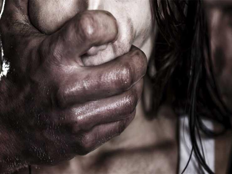 رفضت معاشرته فكسر ذراعها.. طالبة تتهم زوج أمها بمحاولة الاعتداء عليها جنسيًا رفضت معاشرته فكسر ذراعها.. طالبة تتهم زوج أمها بمحاولة الاعتداء عليها جنسيًا