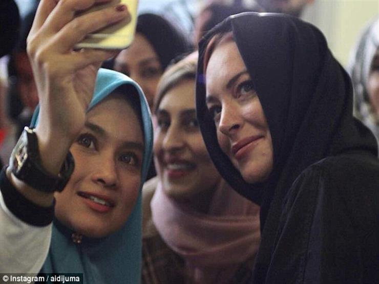 ليندساي لوهان بـ "الحجاب" في أسبوع الموضة بلندن ليندساي لوهان بـ "الحجاب" في أسبوع الموضة بلندن
