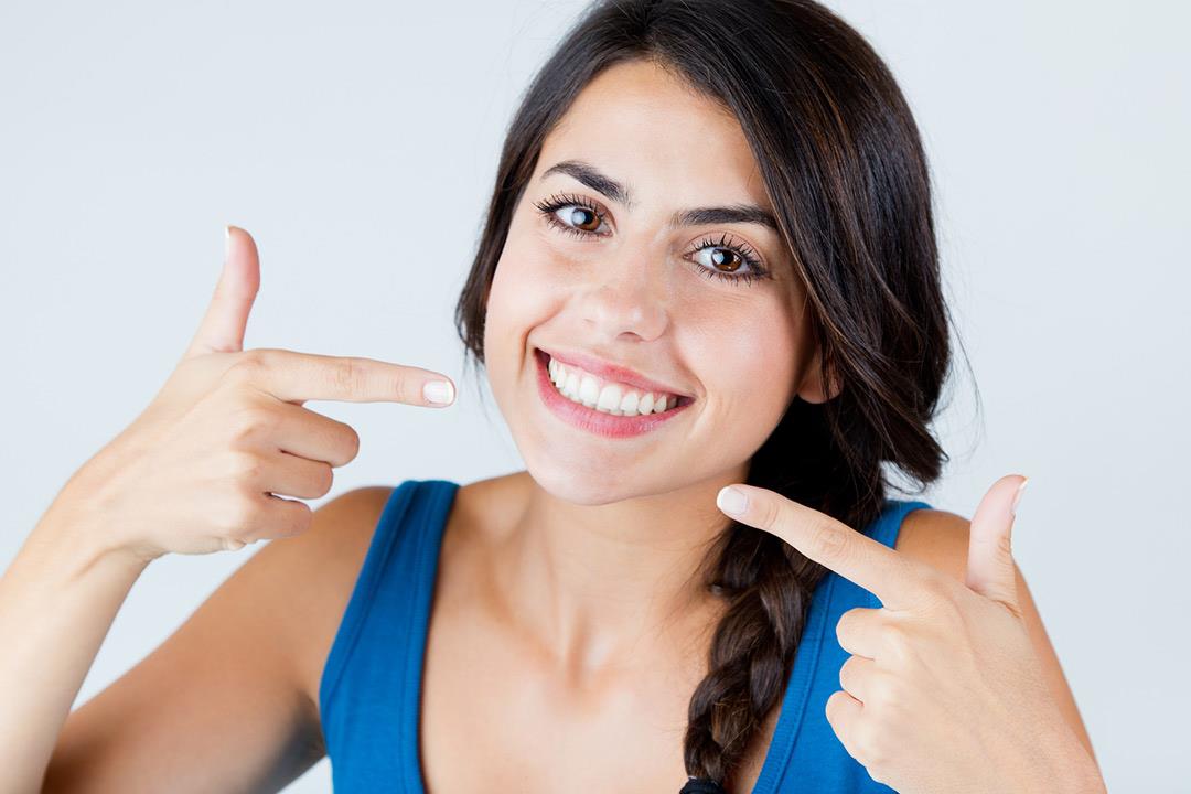عادات خاطئة عند تبييض الأسنان.. إليك البديل الآمن عادات خاطئة عند تبييض الأسنان.. إليك البديل الآمن
