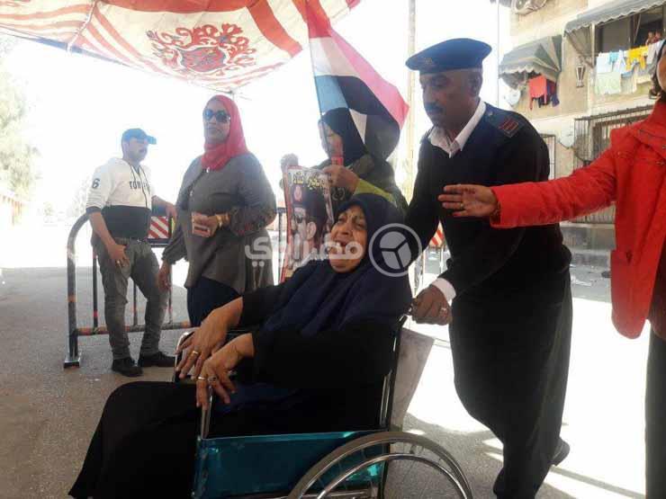بمساعدة رئيسة اللجنة.. مسنة 105 أعوام تدلي بصوتها في "توك توك"- فيديو بمساعدة رئيسة اللجنة.. مسنة 105 أعوام تدلي بصوتها في "توك توك"- فيديو