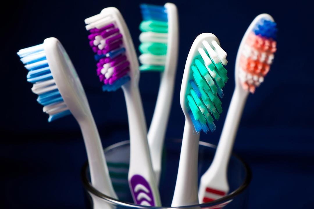 تجنب مخاطرها 7 طرق لحفظ وتنظيف فرشاة الأسنان الكونسلتو