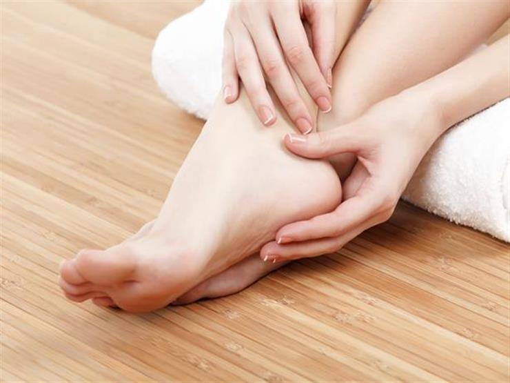 طريقة منزلية بسيطة لعلاج تشقق الكعبين طريقة منزلية بسيطة لعلاج تشقق الكعبين