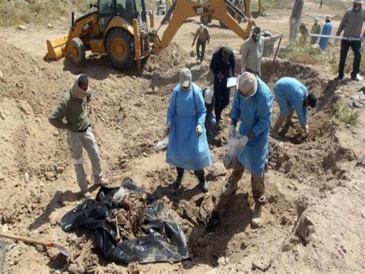 العثور على مئات الجثث في ملعب رياضي وسط مدينة الرقة السورية العثور على مئات الجثث في ملعب رياضي وسط مدينة الرقة السورية