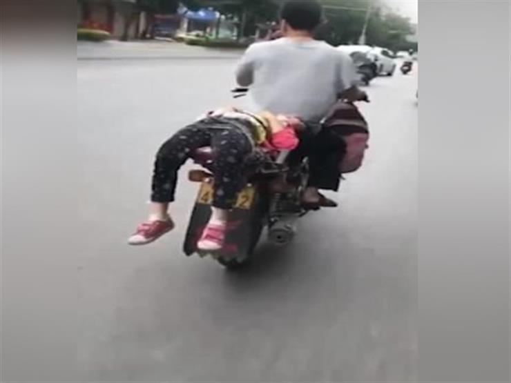 فيديو.. أب يقيد ابنته بطريقة وحشية على "موتوسيكل" والسبب "المدرسة" فيديو.. أب يقيد ابنته بطريقة وحشية على "موتوسيكل" والسبب "المدرسة"