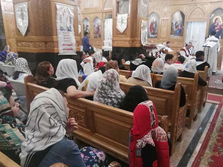 الأقباط يتوافدون على الكاتدرائية لحضور قداس عيد القيامة الأقباط يتوافدون على الكاتدرائية لحضور قداس عيد القيامة
