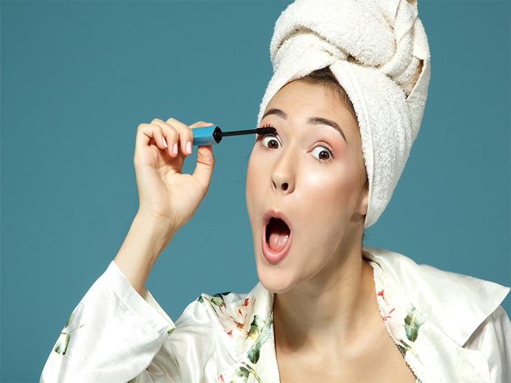 لماذا تفتحين فمك عند وضع الماسكارا؟ لماذا تفتحين فمك عند وضع الماسكارا؟