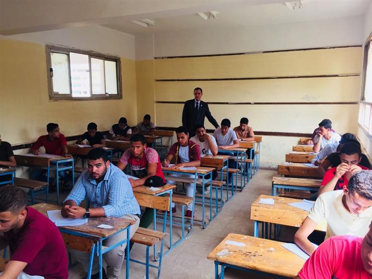 رئيس لجنة وزع أسئلة بالخطأ.. ماذا حدث في ثالث أيام امتحانات الدبلومات الفنية؟ رئيس لجنة وزع أسئلة بالخطأ.. ماذا حدث في ثالث أيام امتحانات الدبلومات الفنية؟