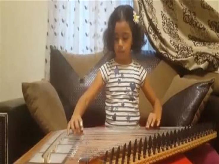 بالفيديو-طفلة لم تتجاوز السادسة من العمر تبدع في العزف على ...
