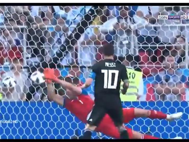 مشجع لميسي: المباراة كبيرة عليك.. ورونالدو ملك المواجهات المصيرية "فيديو" مشجع لميسي: المباراة كبيرة عليك.. ورونالدو ملك المواجهات المصيرية "فيديو"