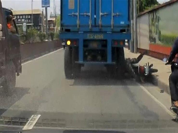 نجاة سائق من حادث دهس بأعجوبة (فيديو) نجاة سائق من حادث دهس بأعجوبة (فيديو)