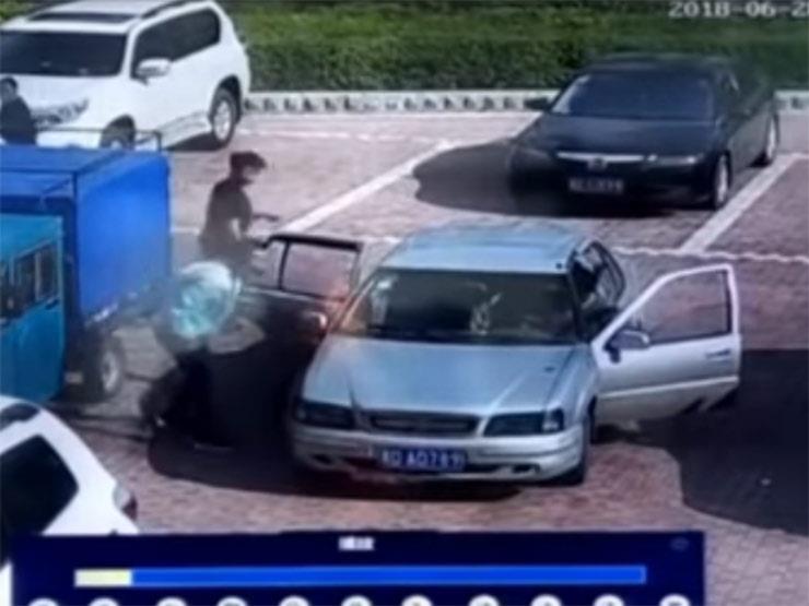صيني يطفئ سيارة بالنفخ فيها (فيديو) صيني يطفئ سيارة بالنفخ فيها (فيديو)