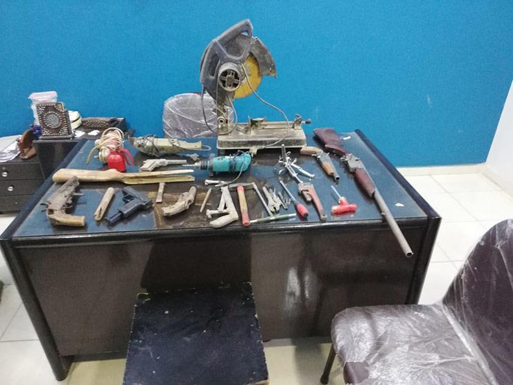 عاطل يحول مسكنه ورشة لـ"تصنيع الأسلحة النارية" عاطل يحول مسكنه ورشة لـ"تصنيع الأسلحة النارية"