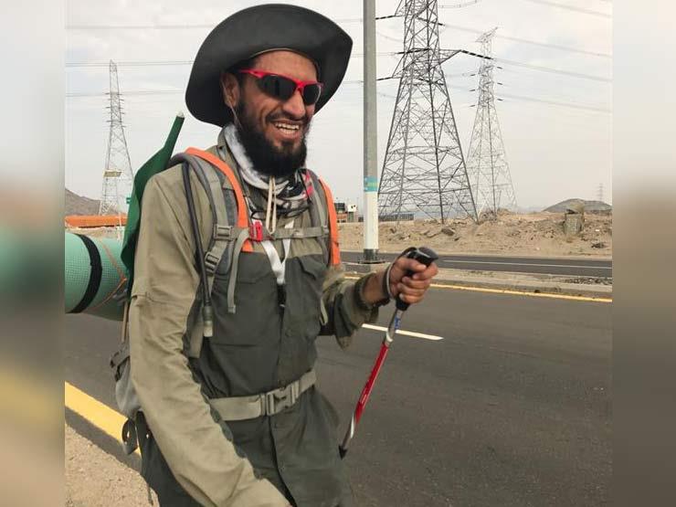 رجل يقطع 450 كلم إلى مكة سيراً على الأقدام لأداء فريضة الحج رجل يقطع 450 كلم إلى مكة سيراً على الأقدام لأداء فريضة الحج