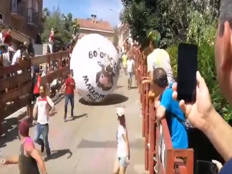 فيديو.. كرة عملاقة تسحق رجلًا في إسبانيا فيديو.. كرة عملاقة تسحق رجلًا في إسبانيا
