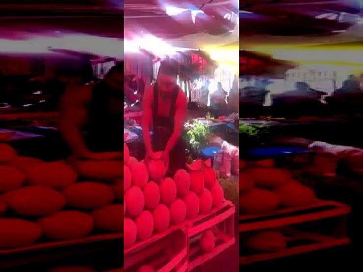 "خدلك لحسة".. فكهاني يلعق "البطيخة" قبل بيعها للزبائن (فيديو) "خدلك لحسة".. فكهاني يلعق "البطيخة" قبل بيعها للزبائن (فيديو)
