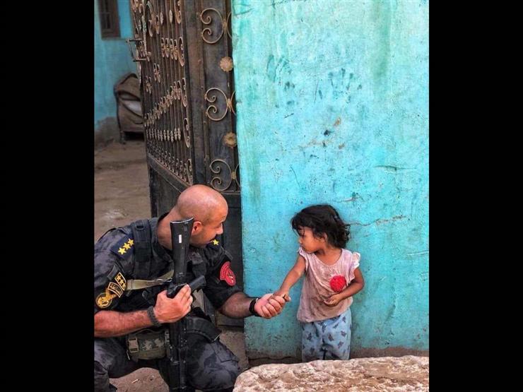 قصة صورة الضابط وطفلة تاجر المخدرات: عندما غلبت الإنسانية الميري قصة صورة الضابط وطفلة تاجر المخدرات: عندما غلبت الإنسانية الميري